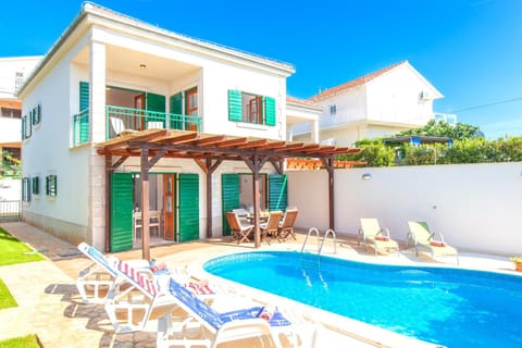 Property building, Garden, Balcony/Terrace, Pool view, Swimming pool