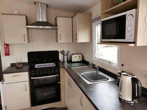 Kitchen or kitchenette, microwave, oven