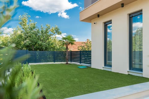 Property building, Day, Garden, Garden view