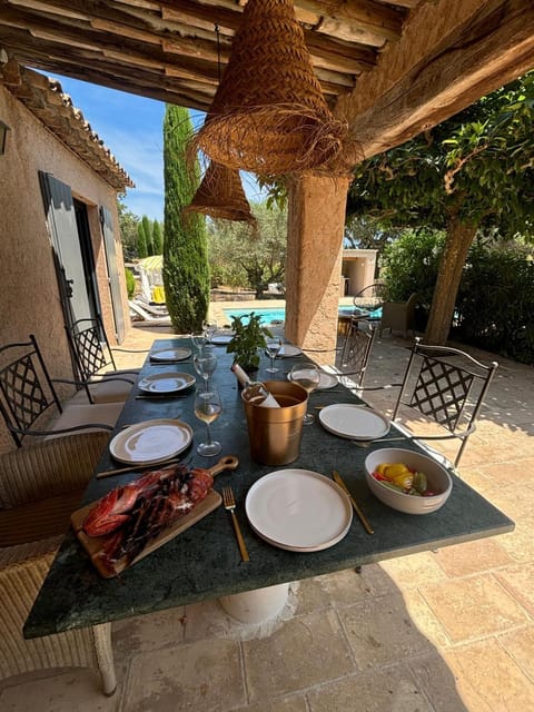 Day, Dining area