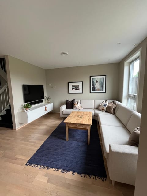 Modern 3 bedroom house with garden and free parking for rent in Stavanger during ONS Close to the airport House in Stavanger