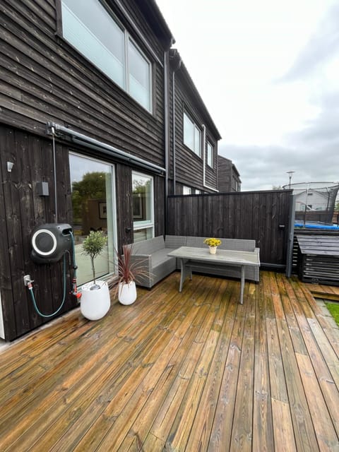 Modern 3 bedroom house with garden and free parking for rent in Stavanger during ONS Close to the airport House in Stavanger