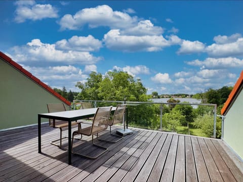 View (from property/room), Balcony/Terrace, Lake view