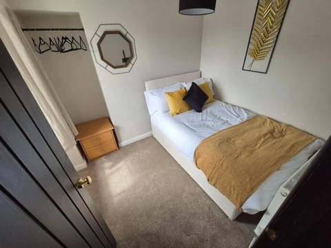 Explore Swansea! 4-Bed Delhi St Stay House in Swansea