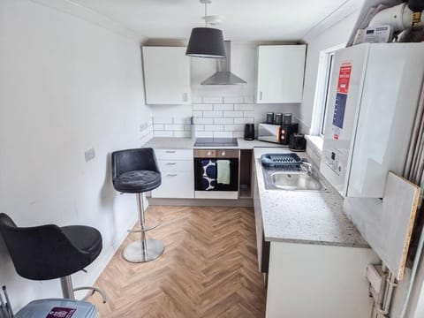 Explore Swansea! 4-Bed Delhi St Stay House in Swansea