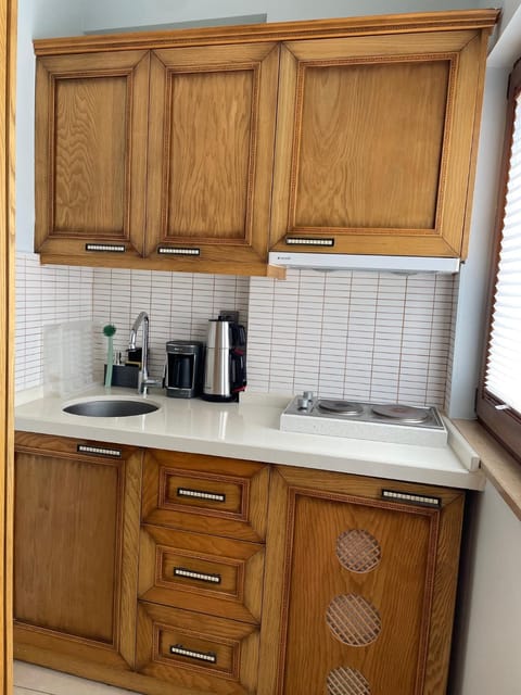 Coffee/tea facilities, Kitchen or kitchenette, stove