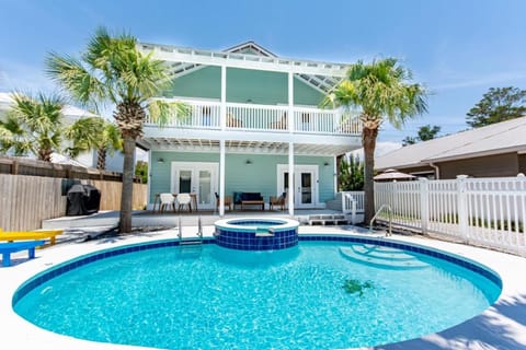 Dream Weaver Golf Cart Deals Private Pool 1 block to Beach House in Destin