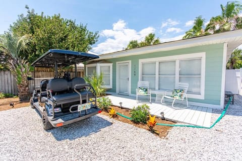 Dream Weaver Golf Cart Deals Private Pool 1 block to Beach House in Destin