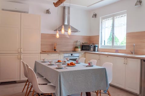 Dining area, kitchen