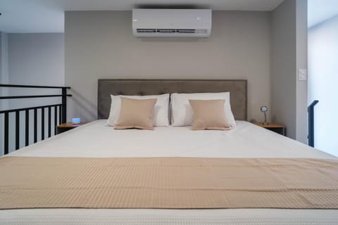 Bed, Photo of the whole room, Bedroom, air conditioner