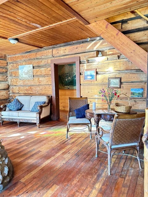 Rustic Beaverfoot Lodge Room N8 Hotel in Columbia-Shuswap A