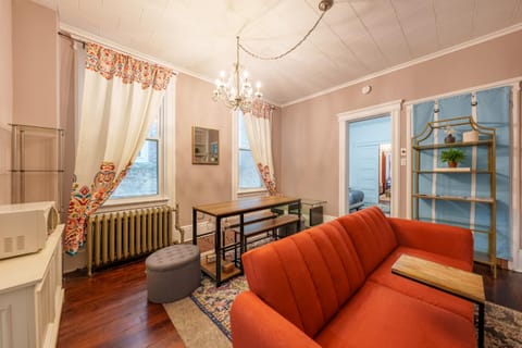 Quaint and charming century-old brownstone near NYC Apartment in North Bergen