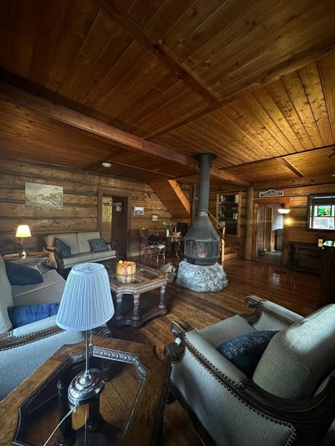 Rustic Beaverfoot Lodge Room N10 Hotel in Columbia-Shuswap A