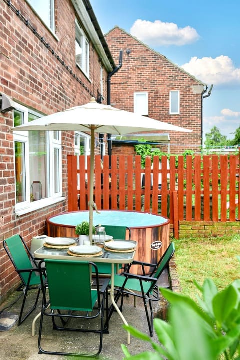 Patio, Garden, Hot Tub, Dining area, Garden view