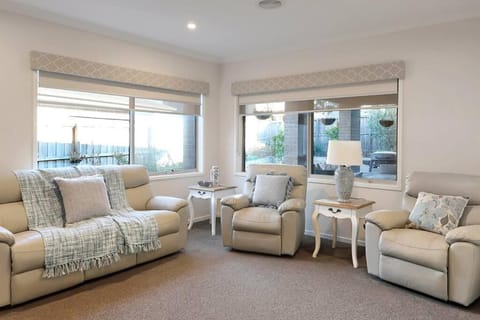 The panorama retreat- sleeps 12, aircon, brand new, great multifamily stay, beach, wineries, golf Villa in Portarlington