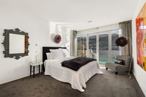 Bed, Bedroom, Lake view, Mountain view, Pool view