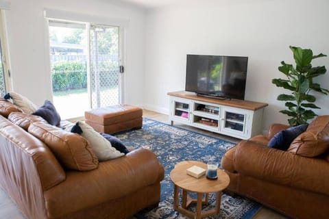 Communal lounge/ TV room, TV and multimedia, Living room, Seating area, Evening entertainment