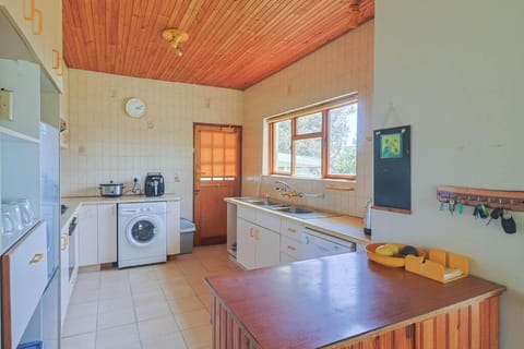 Kitchen or kitchenette, oven, pet friendly, stove, washing machine