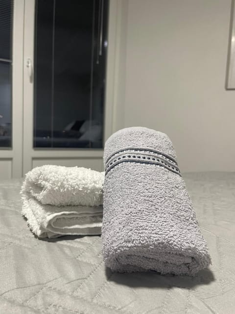 Bed, Bedroom, towels