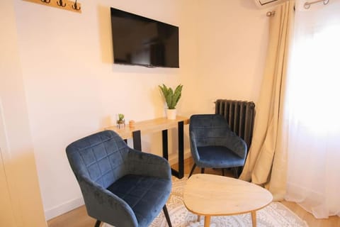 TV and multimedia, Seating area, Dining area