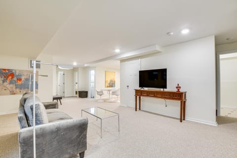 Walk to Lake Michigan Chicago Apt with Deck Apartment in Chicago