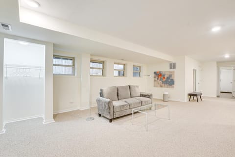 Walk to Lake Michigan Chicago Apt with Deck Apartment in Chicago