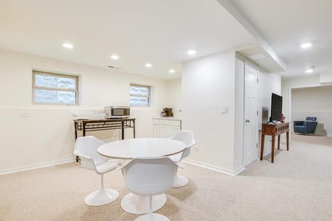 Walk to Lake Michigan Chicago Apt with Deck Apartment in Chicago