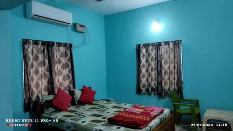 Bed, Living room, Photo of the whole room, Bedroom, air conditioner