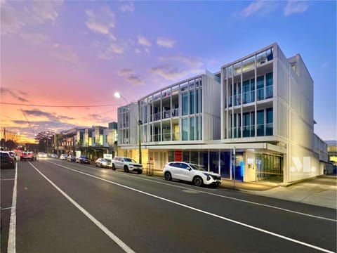 Property building, Facade/entrance, View (from property/room), Street view, Location, Sunset, Parking