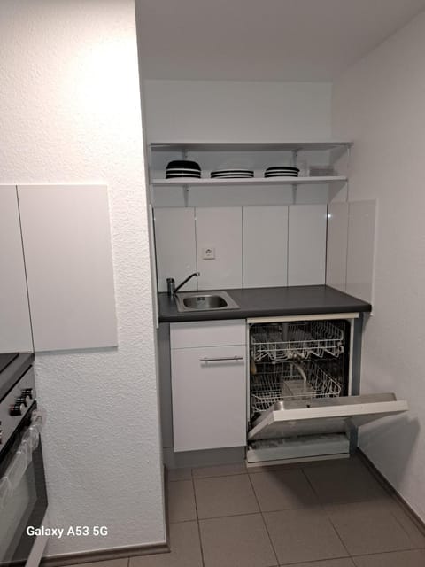 IDEAL für Singles oder Paare Komplett möbliert Einbauküche 20 qm Terrasse Apartment in Leverkusen