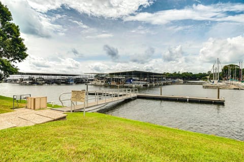 Charming Montgomery Condo - Lake and Pool Access! Apartment in Lake Conroe