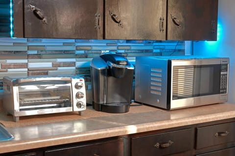 Coffee/tea facilities, Kitchen or kitchenette, stove, toaster