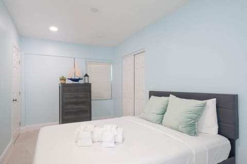 Seahorse Suites Unit 5- Ground Floor with Bikes Apartment in Sanibel Island