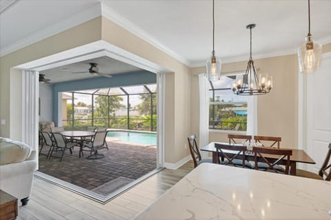 Dining area, Pool view