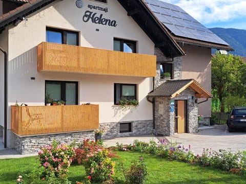 Property building, Garden, Parking