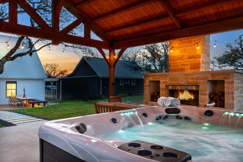 White Oak Haus Outdoor fireplace and Hot tub House in Fredericksburg