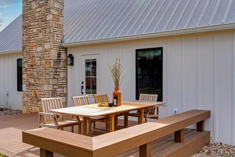 White Oak Haus Outdoor fireplace and Hot tub House in Fredericksburg