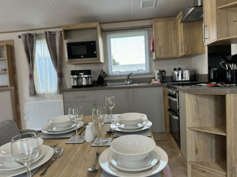 Dining area, kitchen