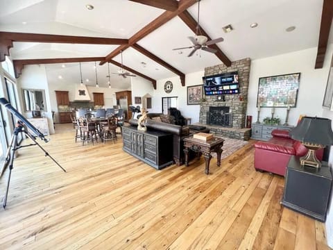 Elegant Cabin Among the Pines-Views, Near Downtown House in Prescott