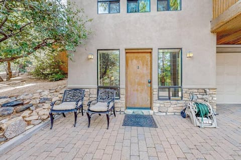 Elegant Cabin Among the Pines-Views, Near Downtown House in Prescott