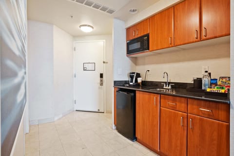 Kitchen or kitchenette, minibar