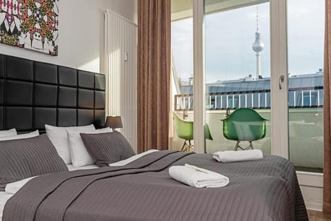 Bed, View (from property/room), Balcony/Terrace, Bedroom, City view, Landmark view, towels