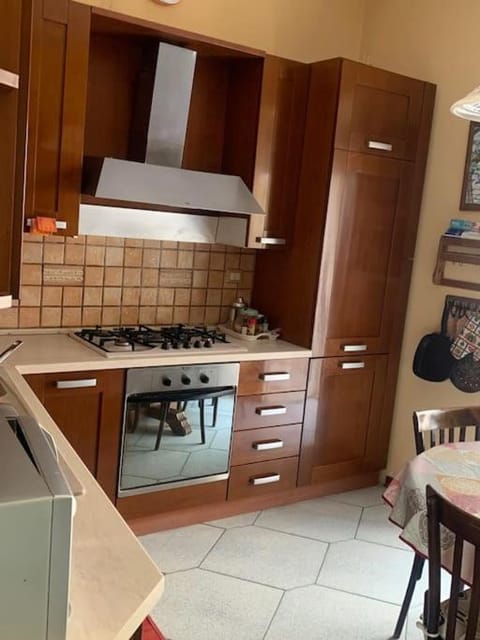 Kitchen or kitchenette, Dining area, oven