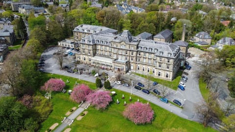 Property building, Day, Neighbourhood, City view, Street view, Location, Parking