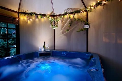 A Private Luxe House with Hot tub in a Country Estate House in North Dorset District