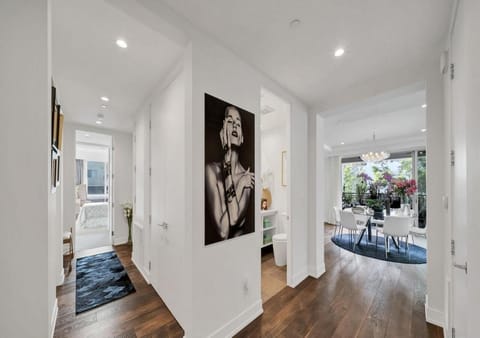 Expansive 3 Bedroom Stunning Apartment Apartment in West Hollywood