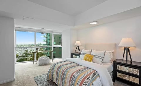 Two Bedroom Apartment with Amazing Night-Scape Views Apartment in Marina del Rey