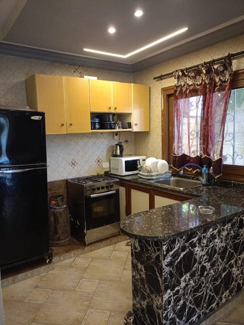 Kitchen or kitchenette, minibar, oven, stove