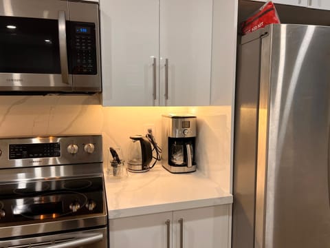 Coffee/tea facilities, Kitchen or kitchenette, microwave, stove