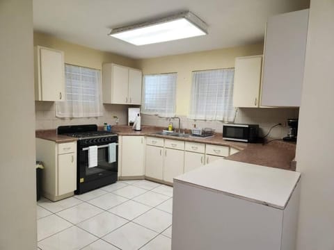 Kitchen or kitchenette, oven, pet friendly, stove